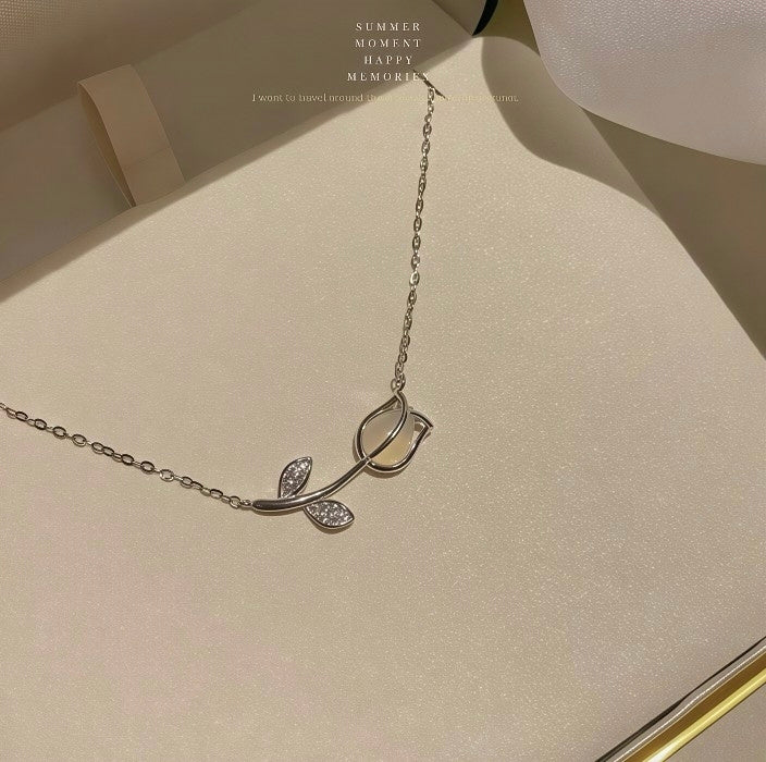 Sigurtà Glowing Tulip Pendant - Effortless Elegance Clavicle Chain⁠