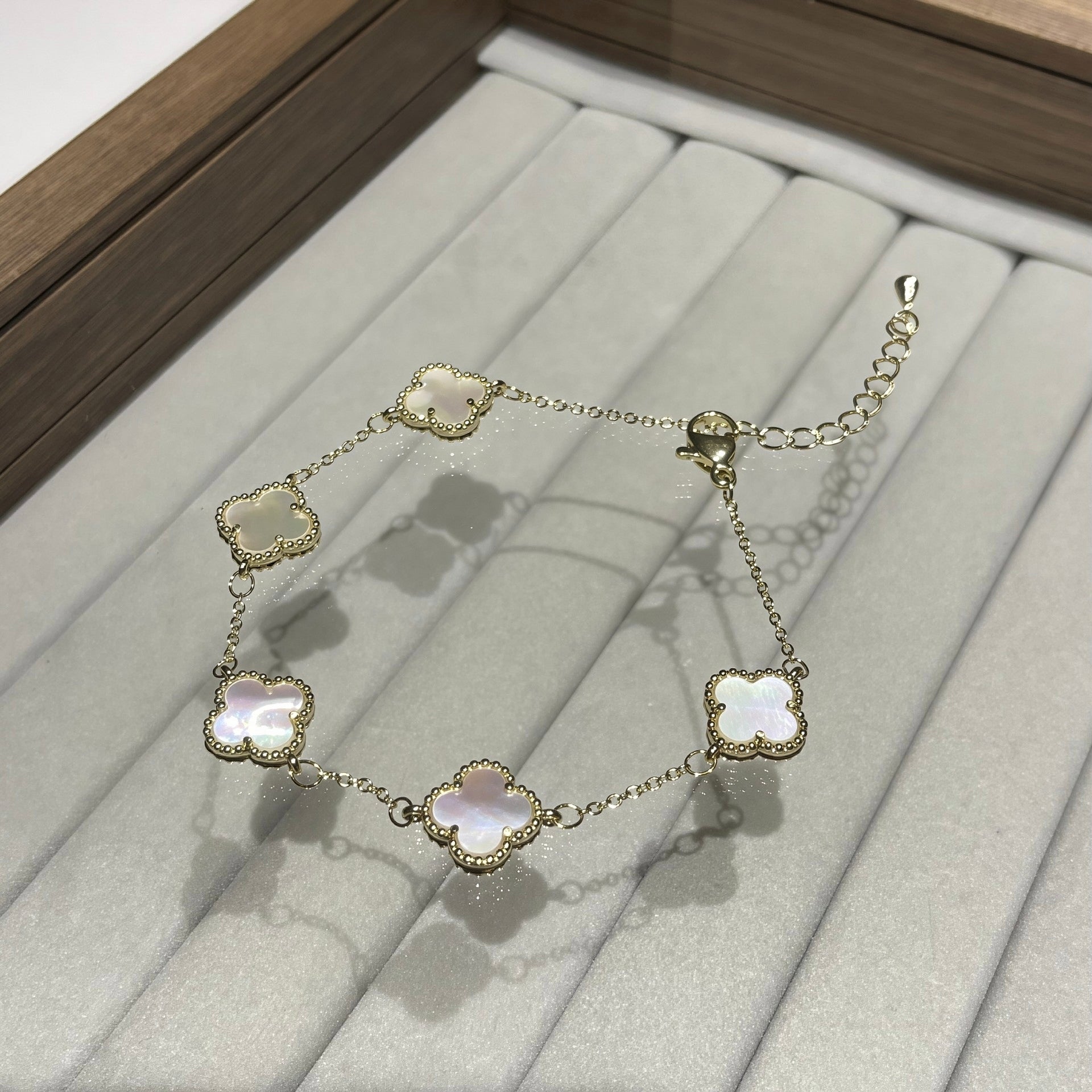 Iridescent Shell Five-Leaf Clover Bracelet