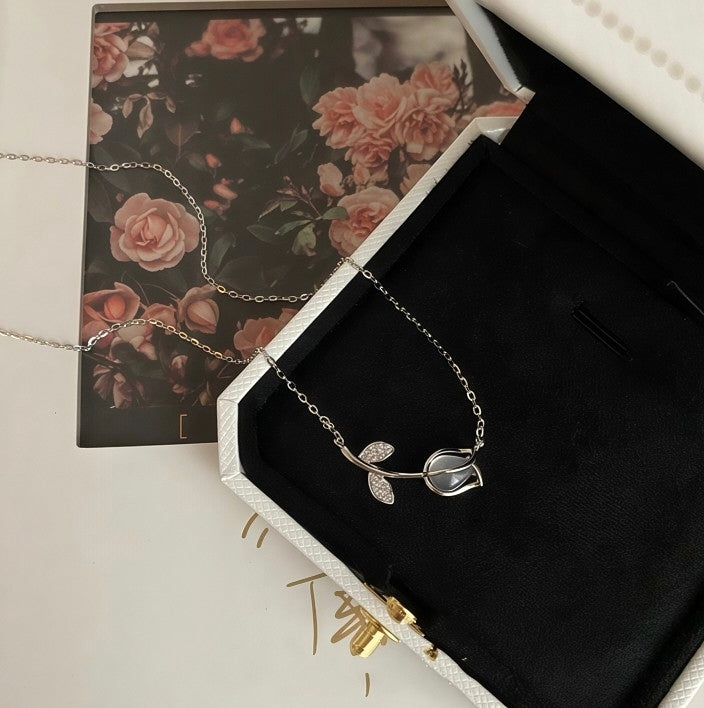 Sigurtà Glowing Tulip Pendant - Effortless Elegance Clavicle Chain⁠